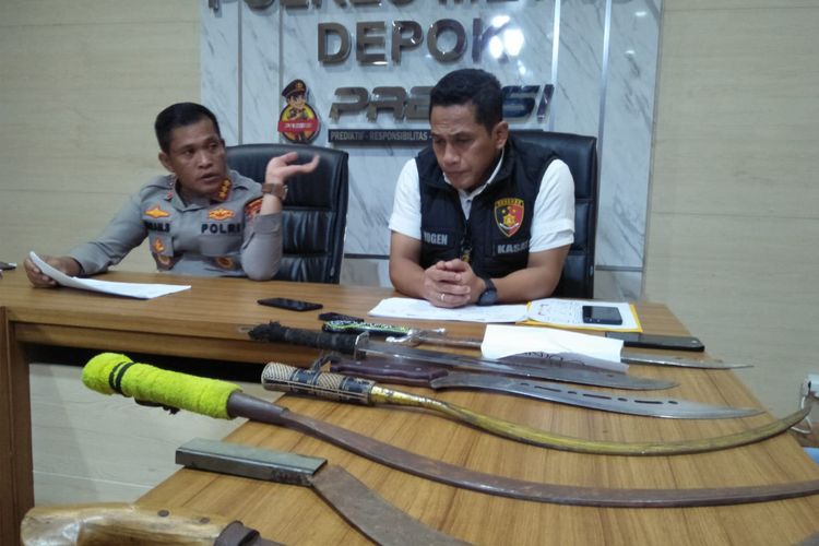 Kapolres Metro Depok, Kombes Imran Edwin Siregar dan Kanit Reskrim AKBP Yogen Heroes Baruno saat konferensi pers terkait penangkapan delapan anggota gangster yang menyerang warga Situ Pitara Siwagandu, Pancoran Mas, Depok, Rabu (9/3/2022).