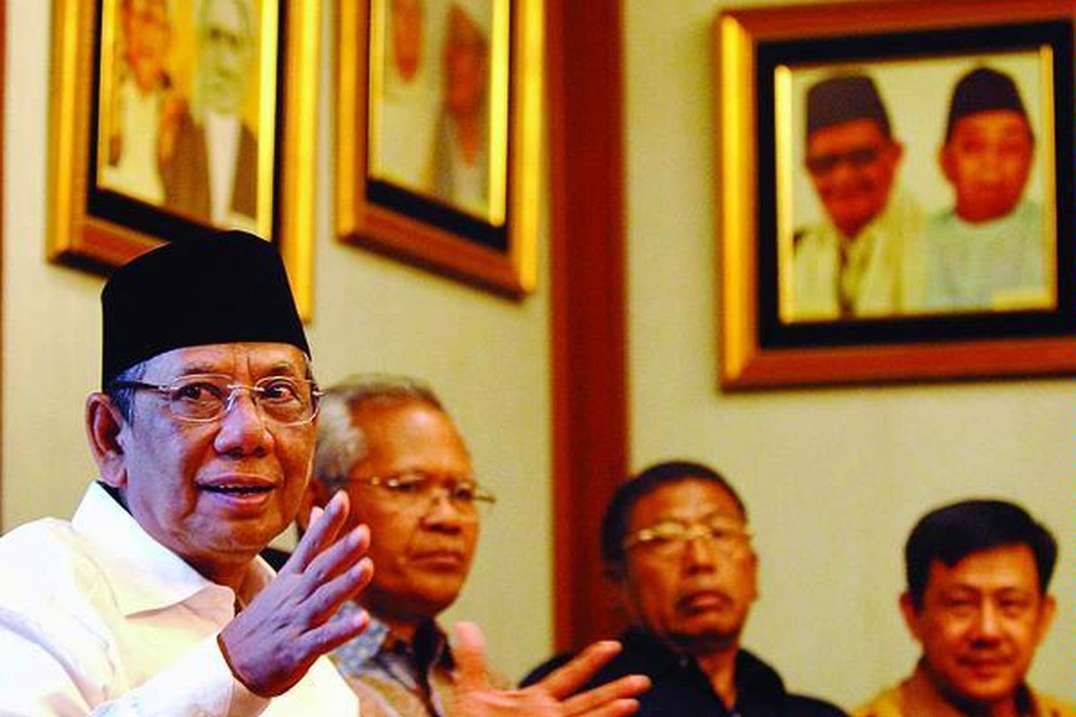 Ketua Umum Pengurus Besar Nahdlatul Ulama (PBNU) KH Hasyim Muzadi (kiri) didampingi sejumlah tokoh agama, antara lain Ketua Umum Persekutuan Gereja-gereja di Indonesia Pendeta AA Yewangoe (tengah), memberikan keterangan pers seusai bertemu di Kantor PBNU, Jakarta, Rabu (2/12). Pertemuan tersebut, di antaranya, membahas transparansi penanganan kasus Bank Century.