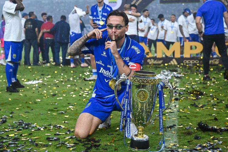 Selebrasi kapten Persib Marc Klok dengan trofi juara Super League 2025-2026, Sabtu (23/5/2026) di Stadion Gelora Bandung Lautan Api (GBLA). 
