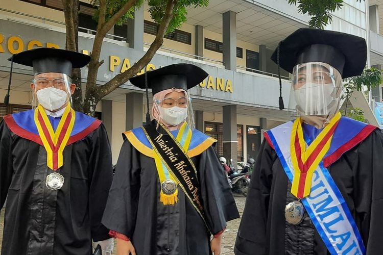 Satu keluarga yang terdiri atas bapak, ibu, dan anak menjalani wisuda bersama di Universitas Muhammadiyah Purwokerto (UMP), Kabupaten Banyumas, Jawa Tengah.