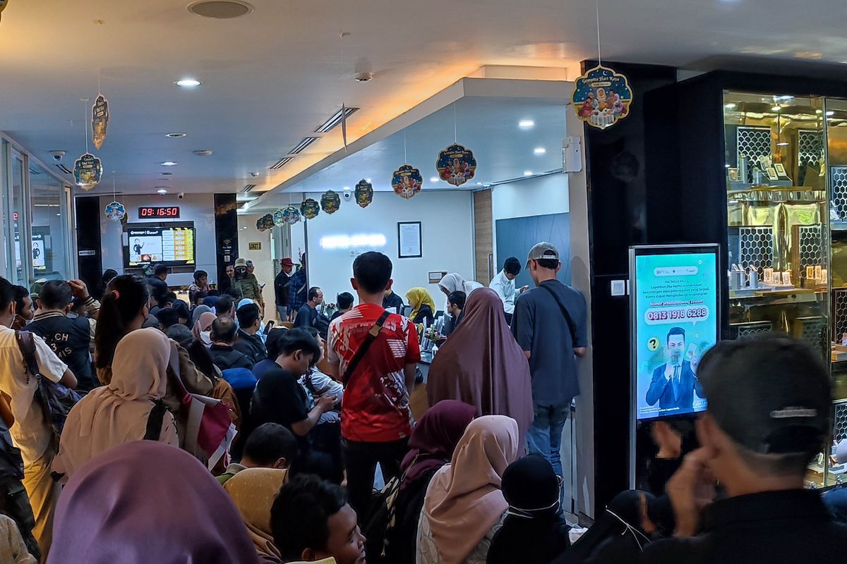Situasi antrean pembelian logam mulia di Butik emas Logam Mulia Antam Pulogadung, Senin (14/4/2025).