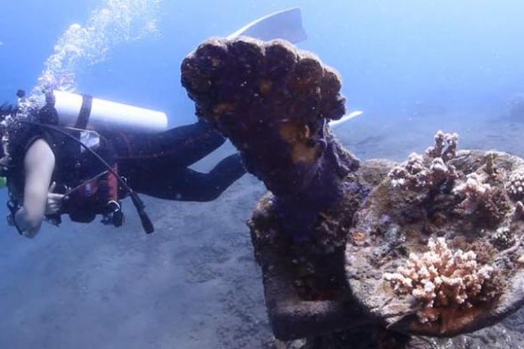 Satu dari tujuh patung yang terdapat dalam galeri di spot diving di Pantai Jemeluk, Amed, Karangasem, Bali.
