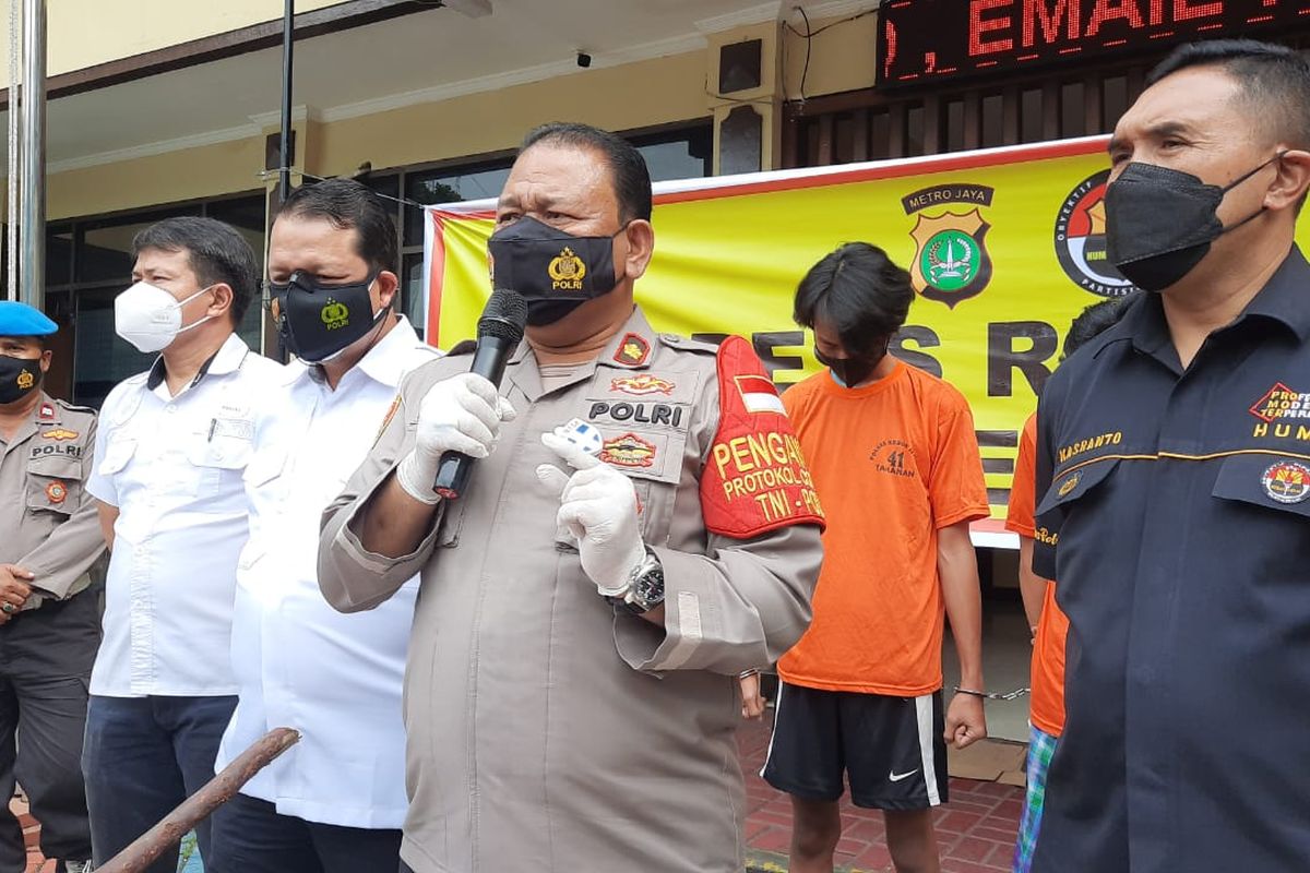 Kapolsek Kebon Jeruk Kompol Robinson Manurung dalam konferensi pers pengungkapan pengeroyokan di Mapolsek Kebon Jeruk, pada Senin (15/3/2021).