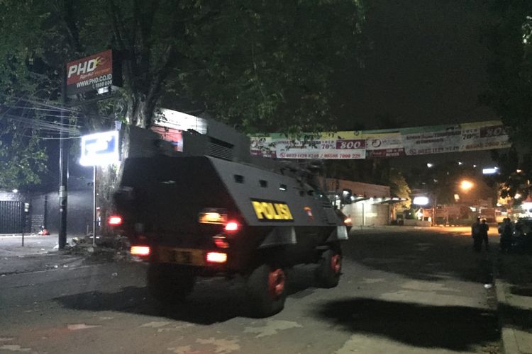 Satu unit mobil baracuda milik polisi masuk ke dalam area Mako Brimob, Kelapa Dua, Depok, Jawa Barat sekitar pukul 02.18 WIB, Kamis (10/5/2018).