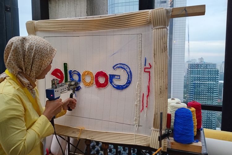 Seorang partisipan mengikuti cara pembuatan karpet dengan metode tufting di acara Google bertajuk Ini Ramadan Kita di Jakarta, Kamis (14/3/2024).