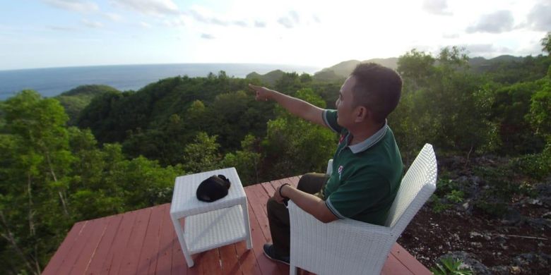 Pengunjung menikmati keindahan alam di Gunung Beluk, Desa Krambilsawit, Kecamatan Saptosari, Gunungkidul, DI Yogyakarta, Selasa (9/4/2019).