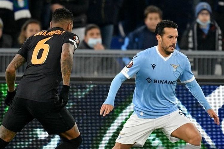 ROME, ITALY - DECEMBER 09: Pedro Rodriguez of SS Lazio competes for the ball with Patrick van Aanholt of Galatasaray during the UEFA Europa League group E match between SS Lazio and Galatasaray at Olimpico Stadium on December 09, 2021 in Rome, Italy. (Photo by Marco Rosi - SS Lazio/Getty Images) (Photo by Marco Rosi - SS Lazio / GETTY IMAGES EUROPE / Getty Images via AFP)