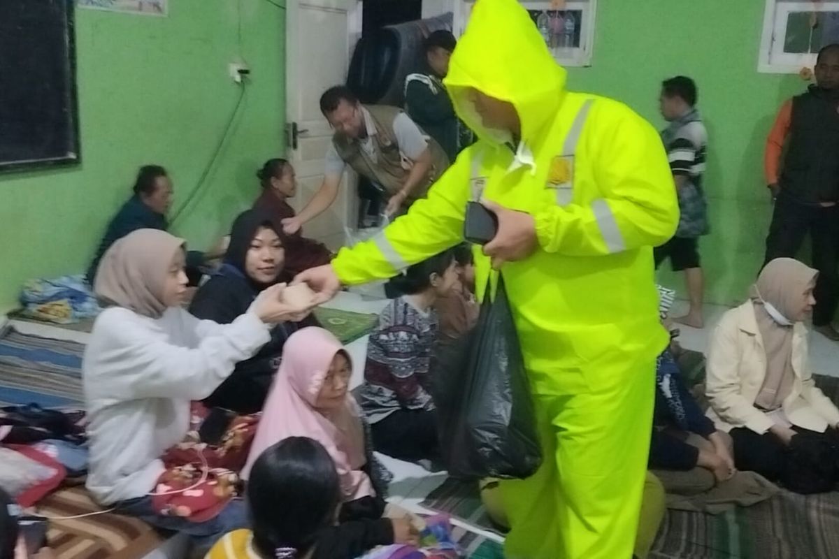 Warga terdampak tanah gerak di Kabupaten Pasuruan Mengungsi di SS Negeri 2 Cowek, Purwodadi, Kabupaten Pasuruan, Kamis (30/01/2025) 