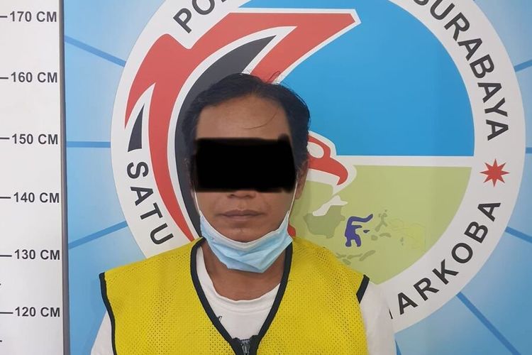 Seorang PNS yang berdinas di Kelurahan Romokalisari, Surabaya, Jawa Timur, berinisial BY (49), ditangkap Satresnarkoba Polrestabes Surabaya lantaran terlibat mengedarkan sabu-sabu dalam jumlah besar.