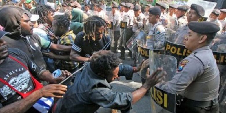 Sekelompok orang yang menamakan diri Aliansi Mahasiswa Papua berunjuk rasa di Jalan Kalasan, Surabaya, Jawa Timur, Senin (01/07). Dalam unjuk rasa tersebut massa aksi sempat terlibat aksi dorong dengan pihak kepolisian. 