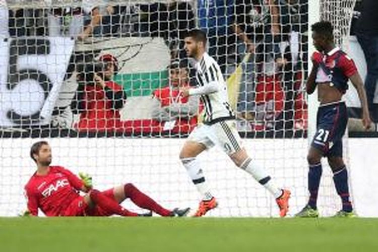 Alvaro Morata (9) mencetak gol ke gawang Bologna pada lanjutan Serie A di Juventus Stadium, Minggu (4/10/2015).