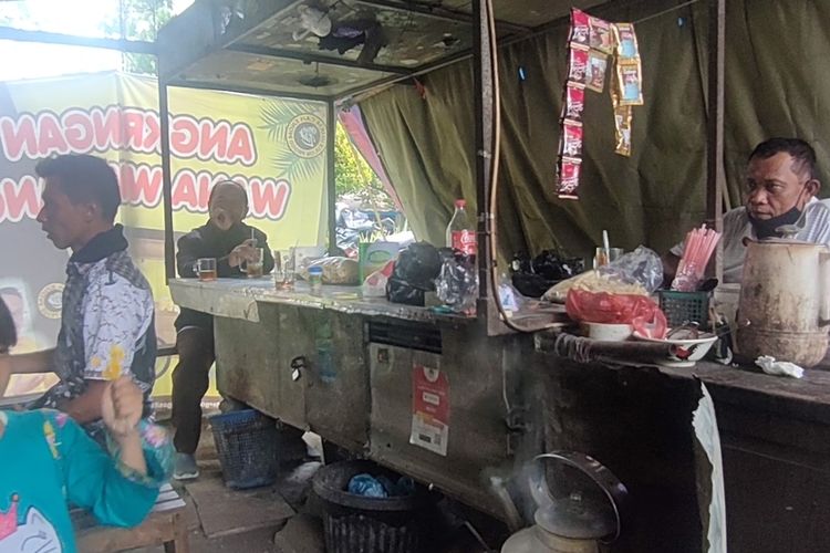 Angkringan tersembunyi di Kalurahan Margosari, Kapanewon Pengasih, Kabupaten Kulon Progo, Daerah Istimewa Yogyakarta.