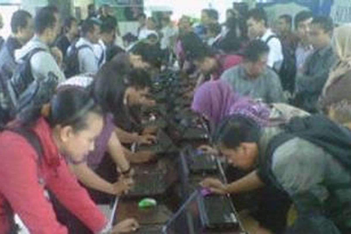 Jobseekers mengisi registrasi online di Kompas Karier Fair 2013 Yogyakarta, Rabu (6/2/2013). Acara ini berlangsung dua hari, 6-7 Februari 2013.