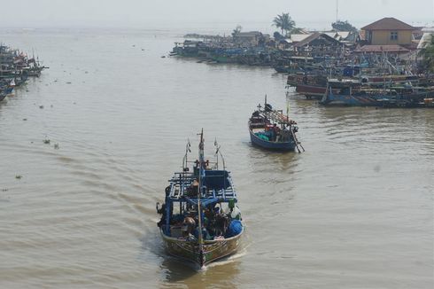 Nelayan Ikut Bersihkan Laut Karawang dari Tumpahan Minyak Pertamina