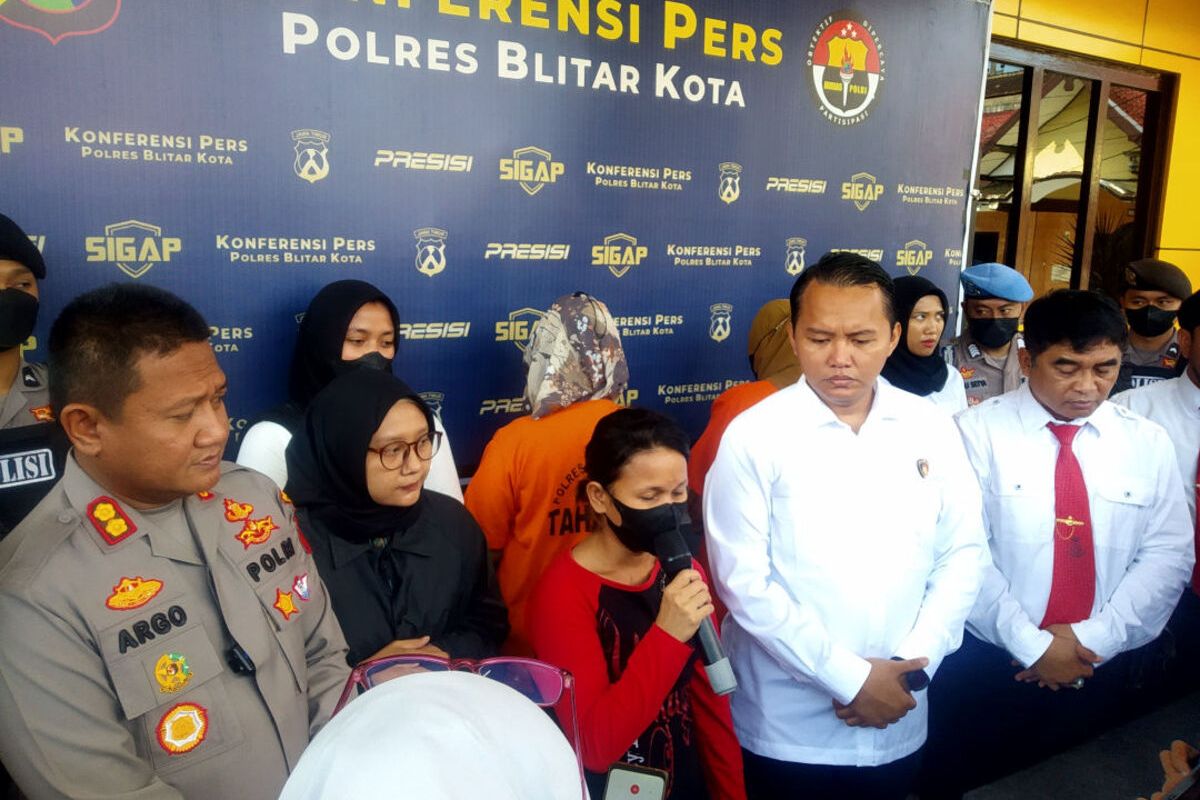 Seorang warga Kota Manado, SL, menjadi korban TPPO dan dihadirkan pada konferensi pers di Mapolres Blitar Kota, Rabu (21/6/2023)