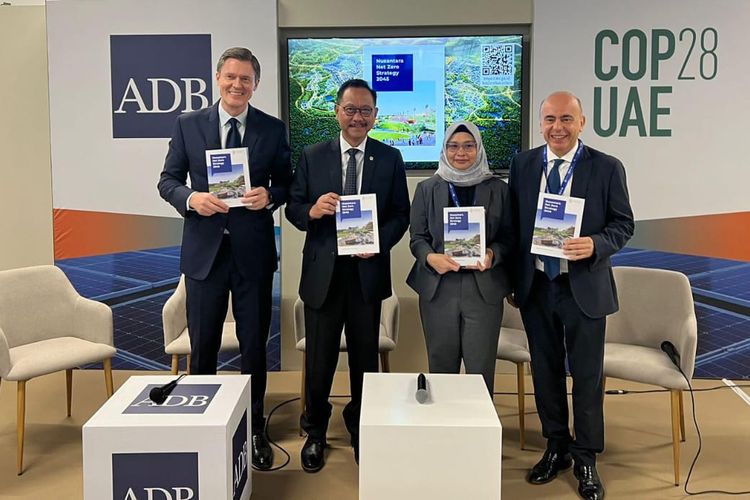 Sesi foto bersama antara Otorita Ibu Kota Nusantara (OIKN) dengan Asian Development Bank (ADB) di COP28 Dubai, Uni Emirat Arab, Minggu  (3/12/2023)