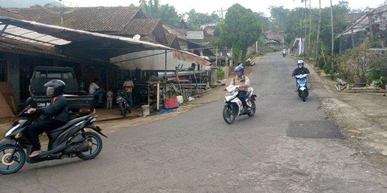 Penampakan jalan turunan dan bertikung di lokasi kejadian, Dusun Puntingan, Kabupaten Magelang, pada Selasa (17/01/2023)