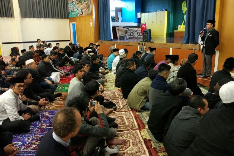 Dubes RI untuk Selandia Baru Tantowi Yahya (berdiri) memberikan sambutan dalam halalbihalal bersama WNI di Wellington, Selandia Baru, Minggu (25/6/2017).