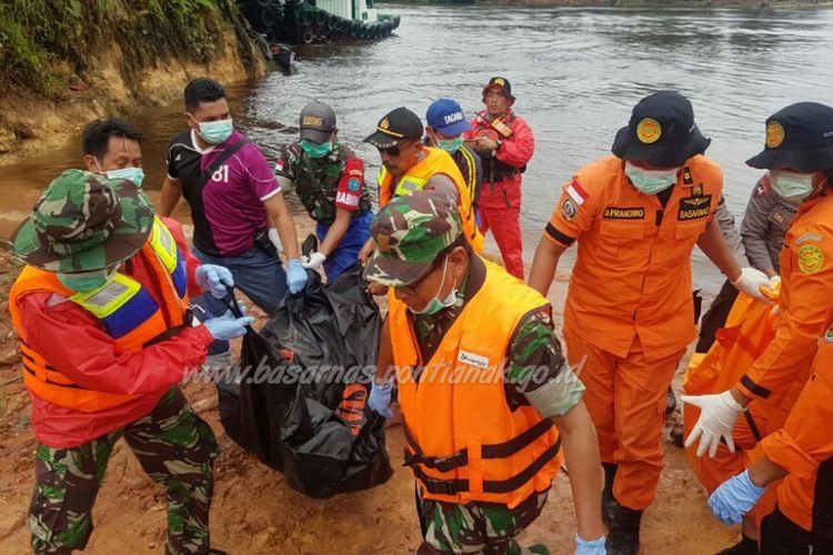 Petugas SAR gabungan saat mengevakuasi korban kapal tenggelam di Sungai Kapuas, Desa Seberuang, Kecamatan Semitau, Kabupaten Kapuas Hulu (21/1/2019)