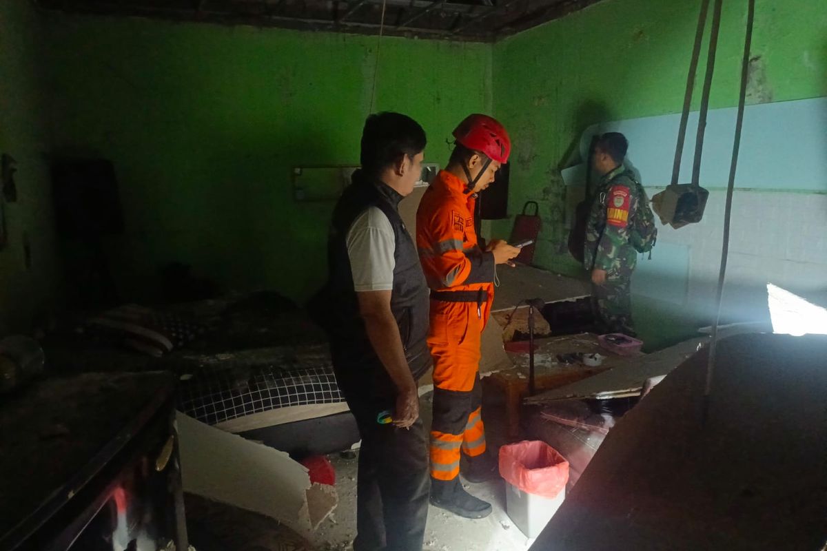 Petugas BPBD Kota Bogor sedang mengecek kerusakan di salah satu rumah warga akibat gempa bumi di wilayah Panaragan, Kecamatan Bogor Tengah, Kota Bogor, Kamis (10/4/2025).