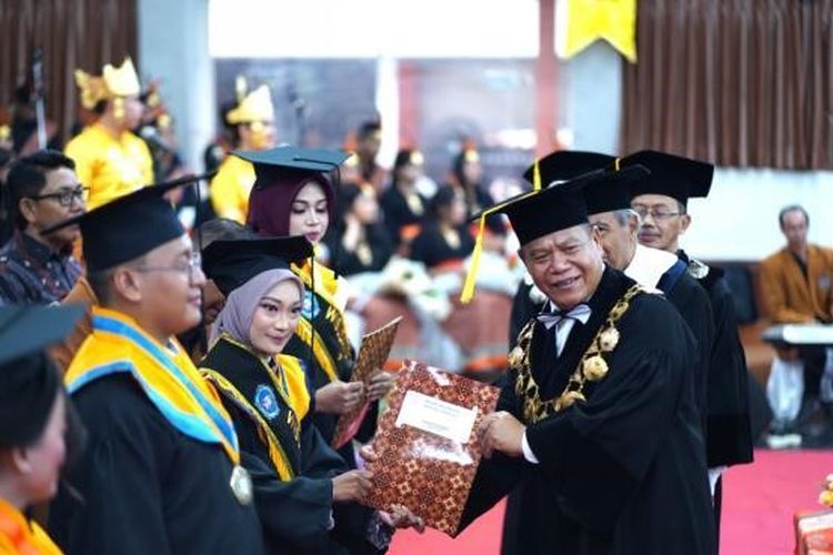 Rektor Unikama Dr. Sudi Dul Aji, M.Si. (kanan) saat prosesi wisuda. 