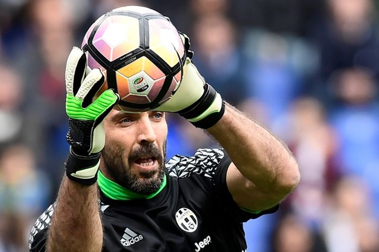 Kiper Juventus, Gianluigi Buffon, melakukan pemanasan jelang pertandingan Serie A melawan Sampdoria pada 19 Maret 2017.  