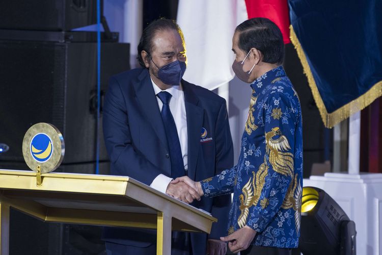 Presiden Joko Widodo (kanan) berjabat tangan dengan Ketua Umum Partai Nasdem Surya Paloh (kiri) dalam peresmian gedung Nasdem Tower di Menteng, Jakarta, Selasa (22/2/2022). Selain sebagai kantor pusat Partai Nasdem, gedung setinggi 23 lantai dengan luas 30.000 meter persegi tersebut difasilitasi dengan ballroom, ruang siber dan digitalilasi, serta perpustakaan.