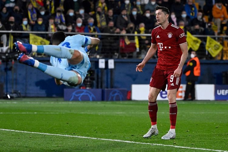 Penjaga gawang Villarreal Geronimo Rulli (kiri) beraksi di depan striker Bayern Muenchen Robert Lewandowski pada pertandingan leg pertama perempat final Liga Champions antara Villarreal vs Bayern Muenchen di Stadion La Ceramica di Vila-real pada 6 April 2022.