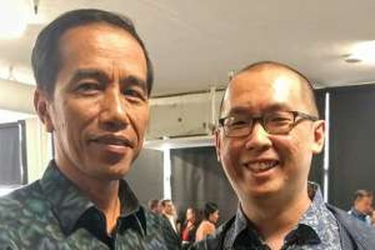(ki-ka) Presiden Republik Indonesia Joko Widodo dan Chief Executive Kibar Kreasi Yansen Kamto saat berkunjung ke Plug and Play Tech Center, California, Amerika Serikat