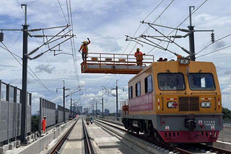 Pemasangan jaringan Listrik Aliran Atas atau Overhead Catenary System (OCS) di trase Kereta Cepat Jakarta-Bandung (KCJB).
