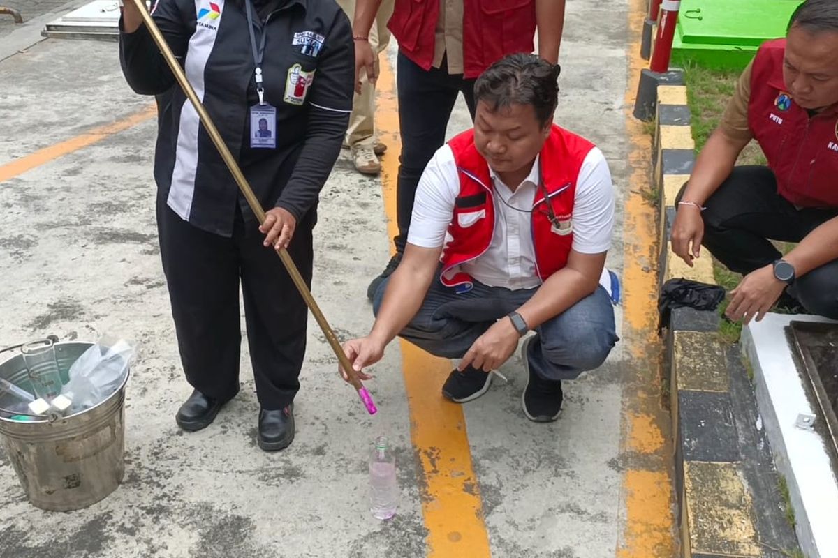 Direktorat Reserse Kriminal Khusus (Ditreskrimsus) Polda Jatim mengecek SPBU Kebonsari, Surabaya pada Kamis (30/10/2025)