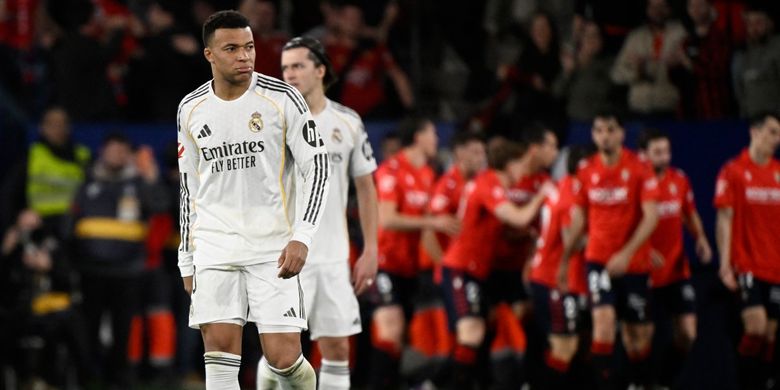 Penyerang Real Madrid, Kylian Mbappe, bereaksi terhadap gol Osasuna yang dicetak Ante Budimir pada laga Liga Spanyol antara CA Osasuna dan Real Madrid CF di Stadion El Sadar di Pamplona pada 21 Februari 2026.
