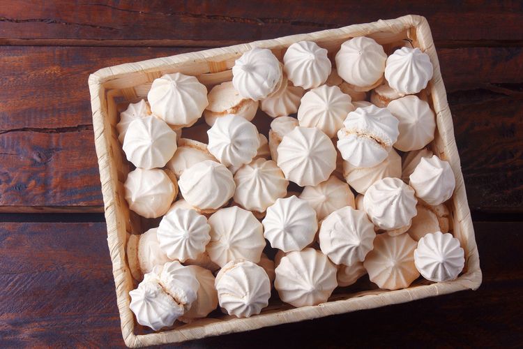 ilustrasi meringue cookies, kue kering dari putih telur.