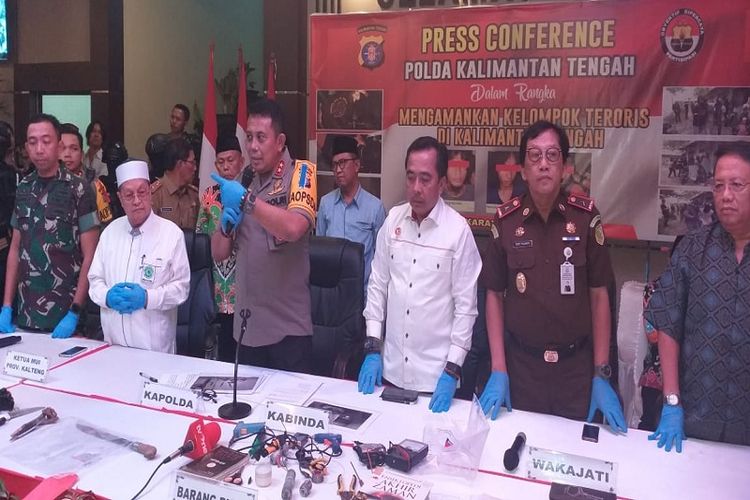 Kapolda Kalimantan Tengah saat rilis penangkapan 33 orang terduga teroris di Kalimantan Tengah