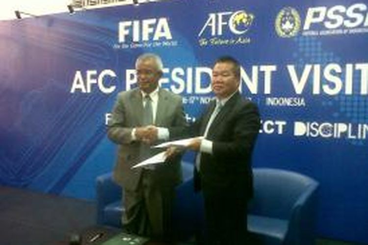 Ketua Umum PSSI, Djohar Arifin Husin saat menandatangani nota kesepahaman bersama Federasi Sepak Bola Papua Nuigini (PNGFA) di Stadion Utama Gelora Bung Karno, Jakarta, Selasa (19/11/2013).