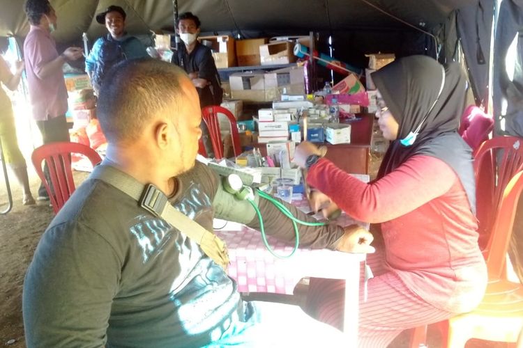 Seorang pengungsi memeriksakan kesehatannya di posko kesehatan di lokasi pengungsian Desa Liang, Kecamatan Salahutu, Kabupaten Maluku Tengah, Kamis (24/10/2019)