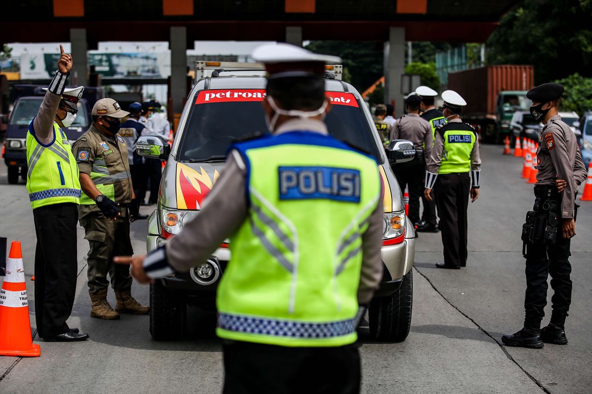 Petugas gabungan memeriksa kendaraan di gerbang tol Cikupa, Kabupaten Tangerang, Banten, Kamis (28/5/2020). Selama operasi pemeriksaan kepada masyarakat dari luar Jabodetabek yang ingin masuk ke Jakarta diharuskan menunjukkan SIKM, berdasarkan peraturan gubernur (Pergub) Nomor 47 Tahun 2020 yang mewajibkan membawa SIKM sebagai syarat memasuki wilayah Jakarta.