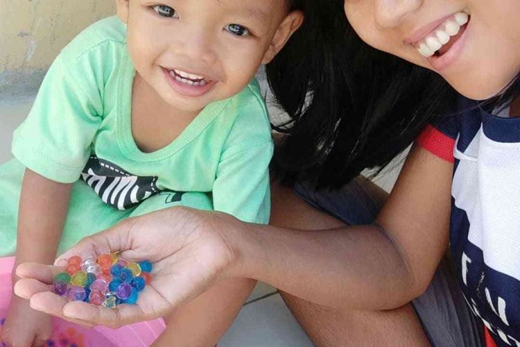 Waterbeads adalah salah satu media yang saya gunakan untuk menguatkan otot jari dan tangan anak, sekaligus mengenalkan warna.