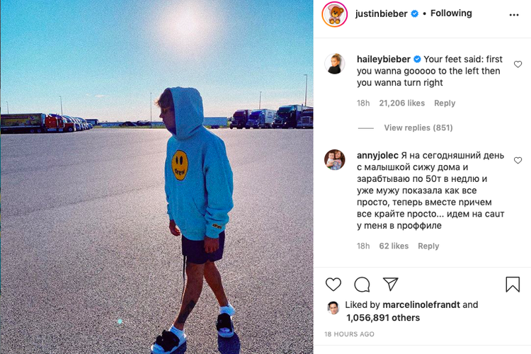 Penyanyi Justin Bieber kembali mengenakan sandal yang dipadukan dengan kaos kaki.