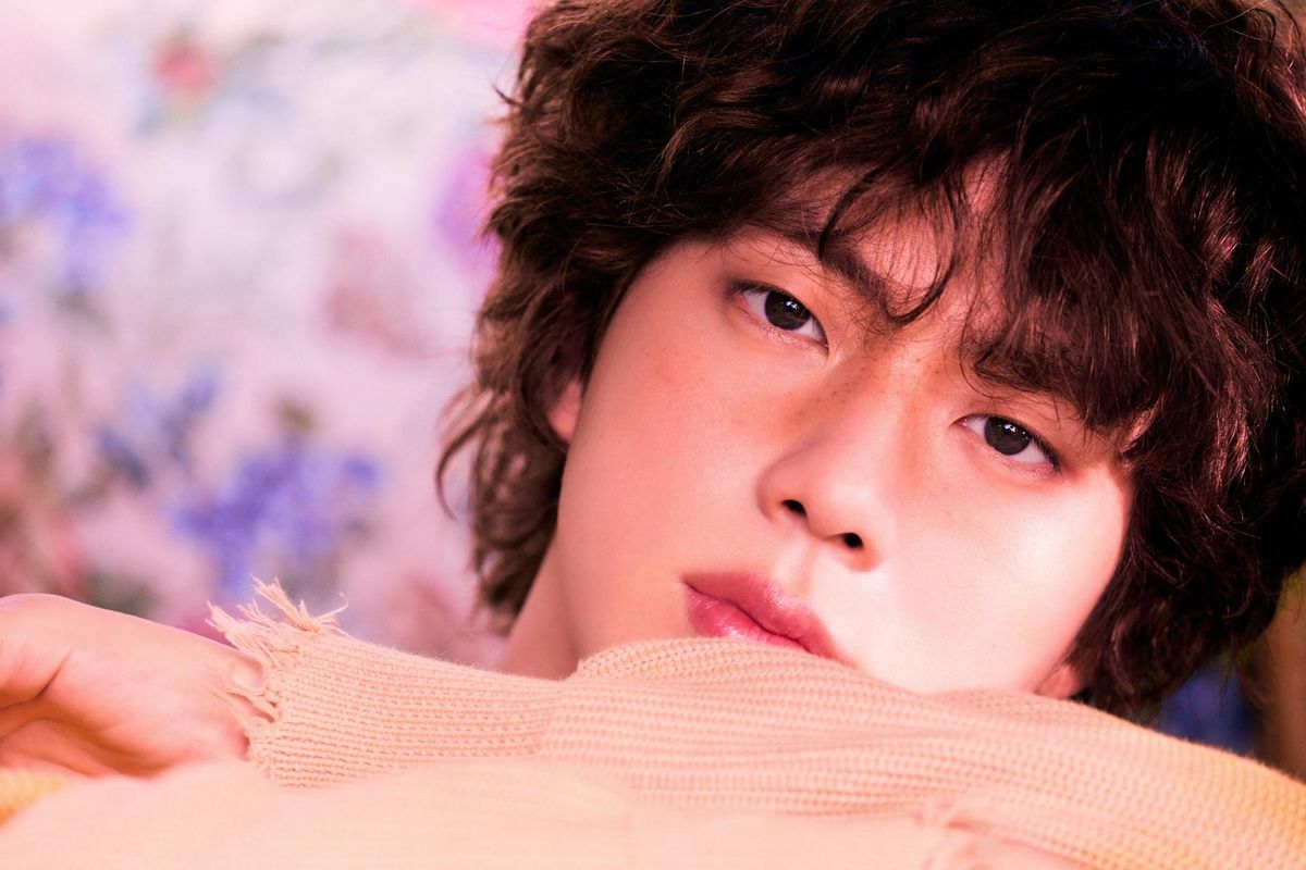 Jin BTS merilis singel solonya yang bertajuk The Astronaut pada 28 Oktober 2022.