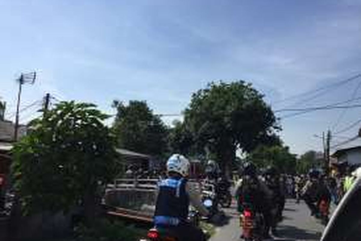 Puluhan polisi bersenjata yang menggunakan sepeda motor saat mengawal Gubernur DKI Jakarta Basuki Tjahaja Purnama saat meninggalkan Pasar Kebon Bawang, Tanjung Priok, Jakarta Utara, Selasa (13/9/2016).