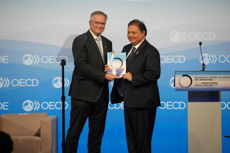 Menteri Koordinator (Menko) Bidang Perekonomian Airlangga Hartarto selaku Ketua Pelaksana Tim Nasional Aksesi OECD akan menyampaikan Initial Memorandum (IM) secara resmi kepada Sekretaris Jenderal OECD Matthias Cormann di Paris, Prancis.