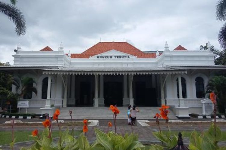 Cara ke Museum Tekstil naik TranJakarta dan KRL