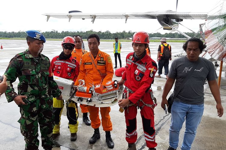 Tim VRI berhasil menemukan black box pesawat Twin Otter PK-CDC milik PT Carpediem Aviasi Mandiri yang ditemukan jatuh di pegunungan Distrik Hoeya, Mimika, Jumat (27/9/2019)