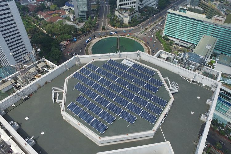 Instalasi panel surya oleh Xurya Daya yang didukung oleh Schneider Electric.