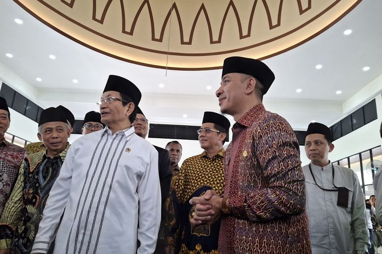 Menteri Agama Nasaruddin Umar (baju putih) saat meresmikan Masjid Ar-Rahman dan Gereja Bersama di Citra Maja City, Kabupaten Lebak, Banten, Kamis (25/9/2025).