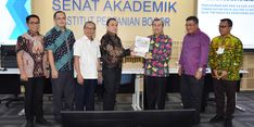 Syamsuar Berikan Beasiswa Senilai Rp 495,8 Juta untuk 34 Mahasiswa IPB Asal Riau