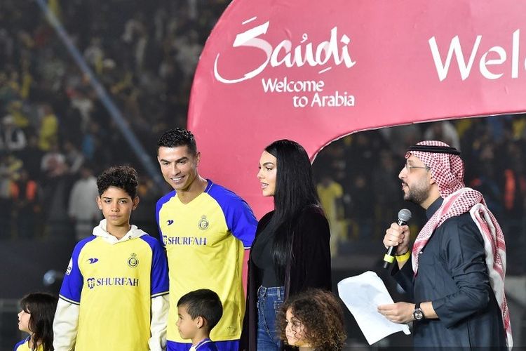 Penyerang baru Al-Nassr Cristiano Ronaldo (tengah) dan istri Georgina Rodriguez serta anak-anaknya berdiri di atas panggung saat perkenalan di Stadion Mrsool Park di ibu kota Arab Saudi, Riyadh pada Selasa 3 Januari 2023.