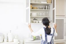 6 Tips Bersihkan Lemari Dapur, Sekalian Rapikan Barang di Dalamnya