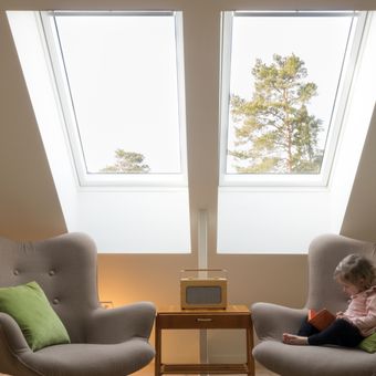 Ilustrasi penggunaan skylight untuk meningkatkan pencahayaan alami di dalam rumah. 
